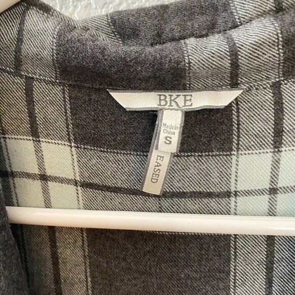 BKE Eased Womens Gray Split V-Neck Soft 100% Rayon Plaid Button Up Shirt Small - Picture 9 of 12